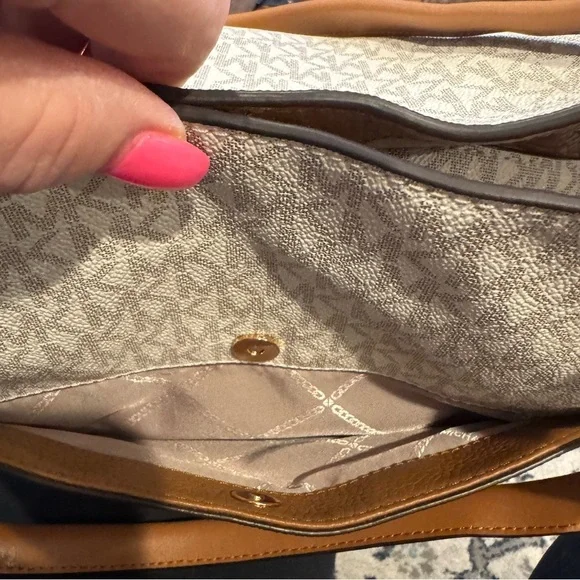 Michael Kors Carrie Shoulder Bag (EUC) - Picture 13 of 16